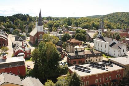 Vermont, pequeño pero poderoso: lidera en salud (1°) y cultura/recreación (1°) per cápita, compensando su clima gris (43°) con una vibrante comunidad de jubilados (2°) que elige calidad sobre sol