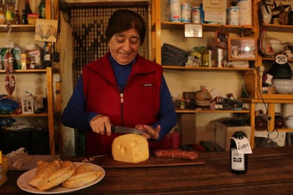 Vermut fabricado in situ, un queso de campo y empanadas fritas, así reciben a los visitantes en las pulperías los roqueperenses