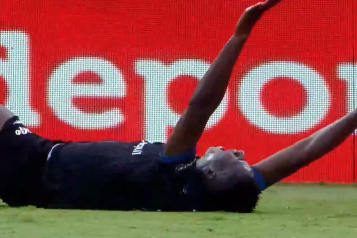Vernaza quedó tendido en el piso tras la infracción y rápidamente mostró señales de fuerte dolor
