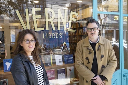 Verne, nueva librería en "Chacacrespo", atendida por expertos: el editor y periodista Maximiliano Tomas y su socia Guillermina Wiegers
