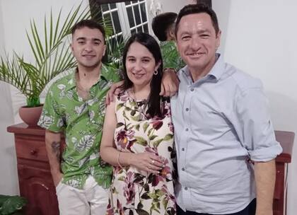 Vero junto a su esposo y su hijo.