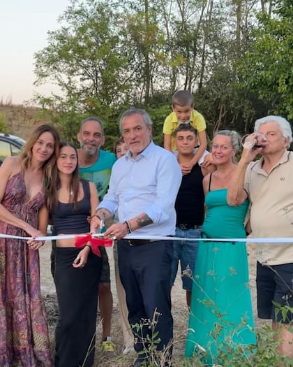 Vero Lozano y Corcho Rodríguez, inaugurando la nueva adquisición de la familia