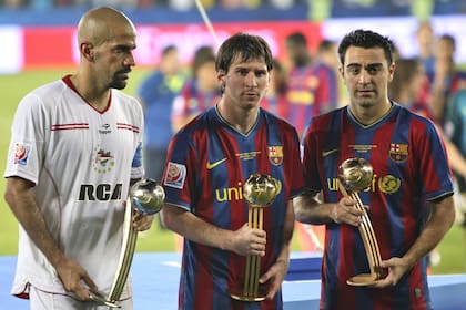 Verón, capitán y figura del Estudiantes subcampeón en 2009, con el balón plateado de la final; Lionel Messi (oro) y Xavi (bronce) completan el podio