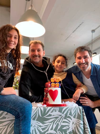 Verón junto a su marido Franco Verdoia y sus dos hijas, Ariadna y Cristal