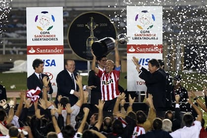 Juan Sebastián Verón levanta la Copa Libertadores 2009 como capitán de Estudiantes de La Plata