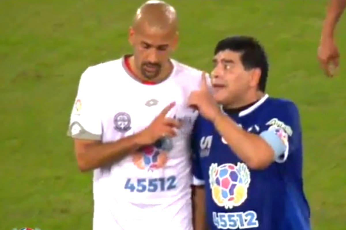 Verón, Maradona y una imagen que recorrió el mundo: la insólita pelea al terminar el primer tiempo del Partido por la Paz, el 12 de octubre de 2016 en Roma.