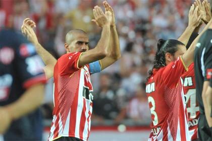 Verón seguirá seis meses más