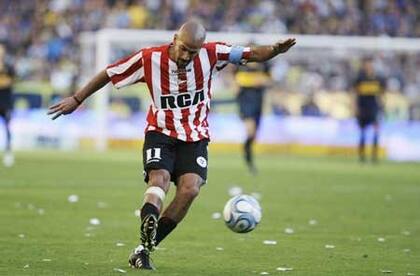 Verón, la pegada de crack, dueño del mediocampo del Pincha