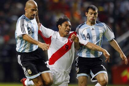 Verón y Mascherano jugando juntos en la selección, en un partido ante Perú