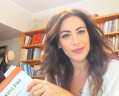 Verónica Abdala, periodista cultural, autora de "Café literario"