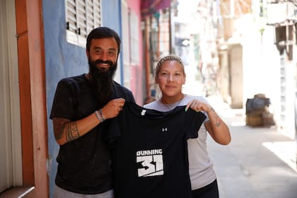 Verónica Bargas y Sebastián Medina con la remera del equipo Running 31