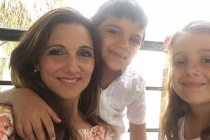 Verónica Brunati junto a sus hijos Agustín y Lucía