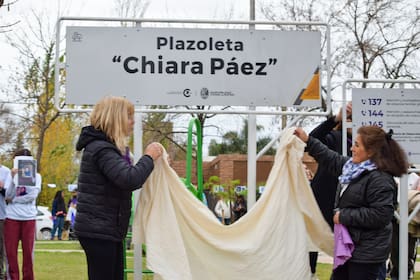 Verónica Camargo (derecha), madre de Chiara, descubrió el cartel que lleva el nombre de su hija