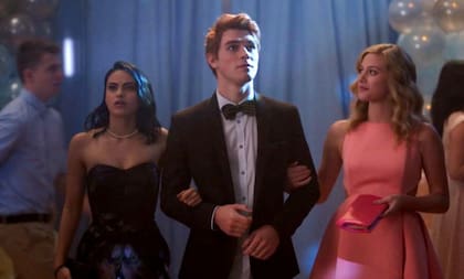 Veronica (Camila Mendes), Archie (K. J. Apa) y Betty (Lili Reinhart), en Riverdale