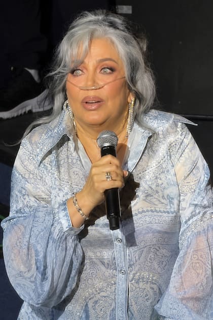Verónica Castro,
quien generó
asombro y
preocupación por su
bigotera de oxígeno,
se mostró muy
emocionada al hablar
en público