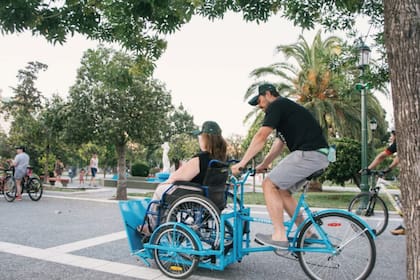 Verónica, de espaldas, durante una jornada de testeo de bicicletas adaptadas