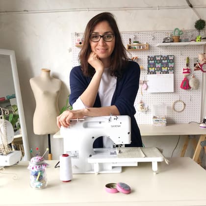 Verónica Dorado tiene un taller de costura