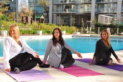 Verónica Elisalde participa de las clases de yoga en el complejo de Vicente López, junto con sus vecinas Lorena y Vanina