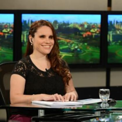 Verónica en su rol de conductora del noticiero de la TV Pública