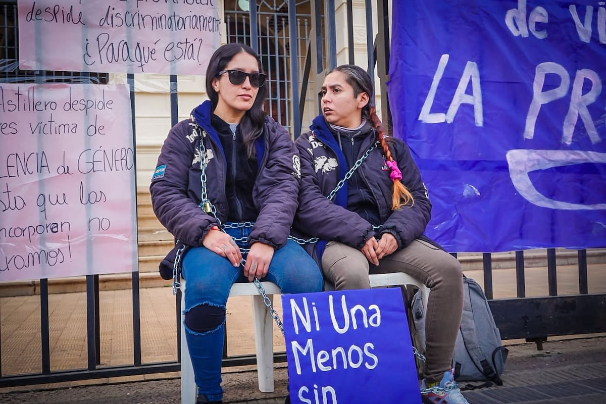 Verónica Giraldi y Victoria Lago, trabajadoras despedidas del Astillero Río Santiago, encadenadas frente a la Gobiernación bonaerense