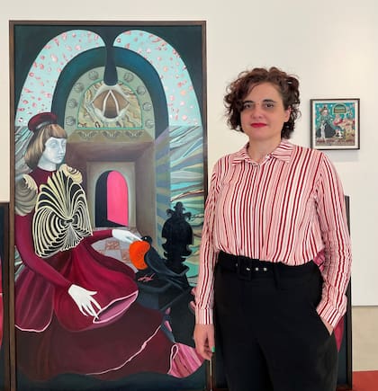 Verónica Gómez con su obra en la muestra actual en Cott