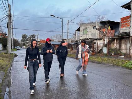 Verónica Iribarne recorre las calles del Bajo Boulogne acompañada por jóvenes de la zona