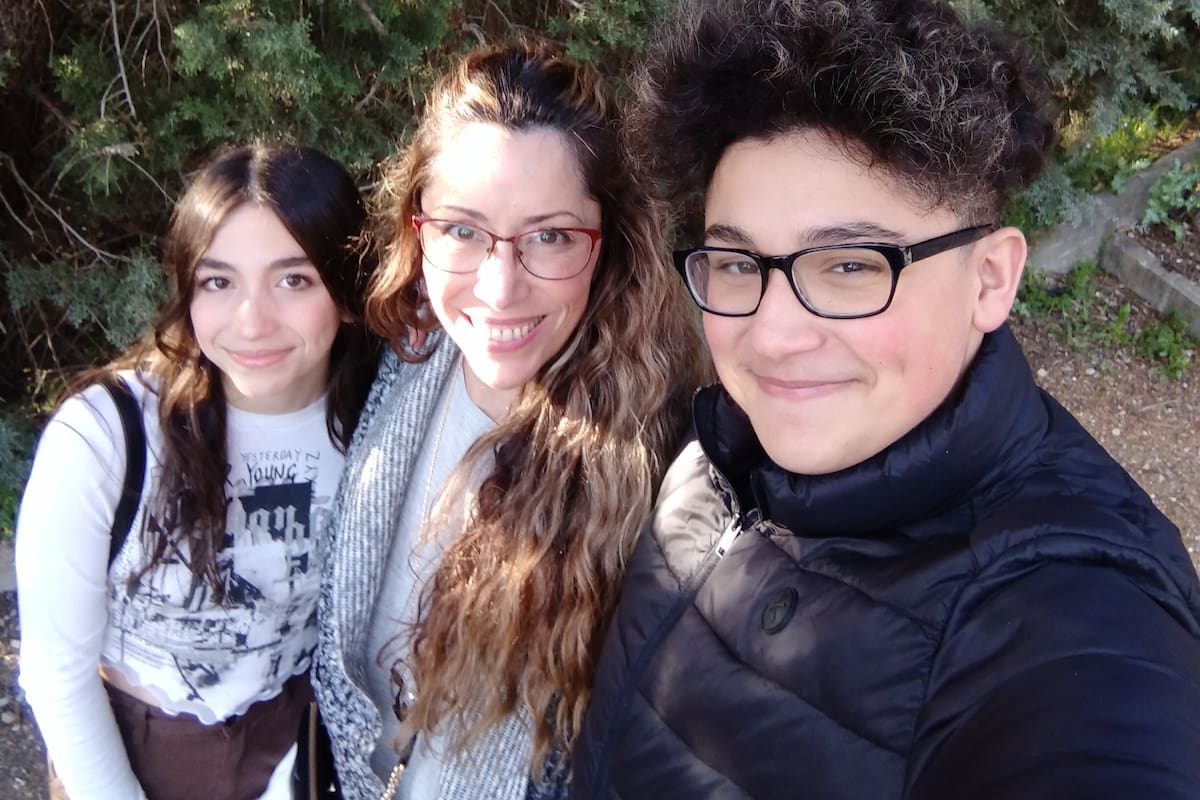 Verónica, junto a sus hijos.