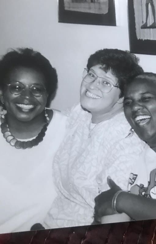 Verónica junto a sus amigos de Baha'i Faith, la comunidad espiritual que integra desde 1982