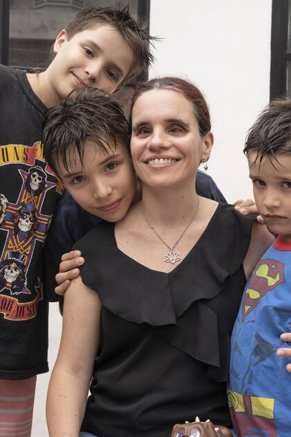 Verónica junto a sus gemelos Ignacio y Nahuel, de 11 años, y Lautaro, de 6