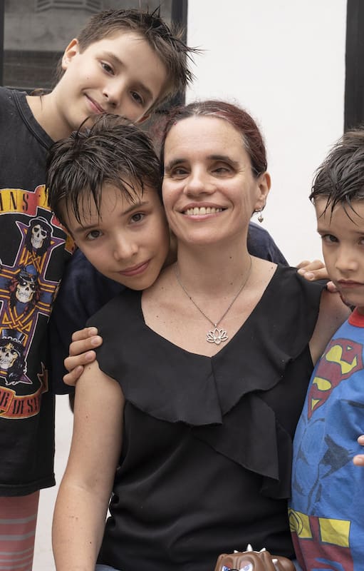 Verónica junto a sus gemelos Ignacio y Nahuel, de 11 años, y Lautaro, de 6
