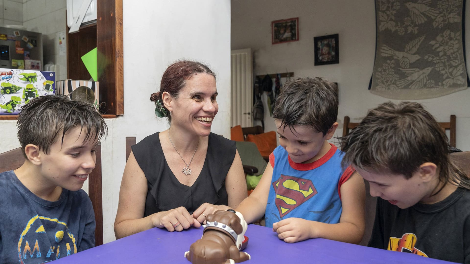 Verónica junto a sus gemelos Ignacio y Nahuel, de 11 años, y Lautaro, de 6