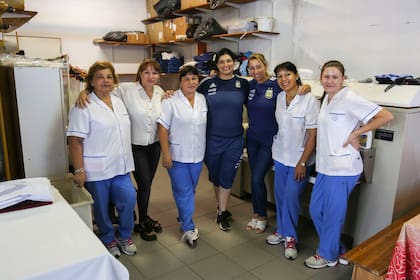 Verónica junto al equipo de lavandería de AFA. Por allí pasan las camisetas de todas las selecciones.