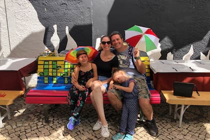 Verónica Kleiman, Raúl Barral Rodríguez y sus hijas.