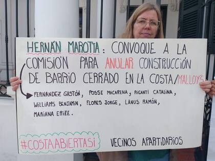 Verónica Knoob, de la asociación Plaza Abierta San Isidro, en una de las protestas frente al Concejo Deliberante