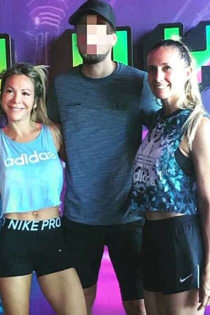 Verónica Laffite (izquierda), un entrenador y Gisela Dulko (derecha) durante la inauguración de un gimnasio en Nordelta