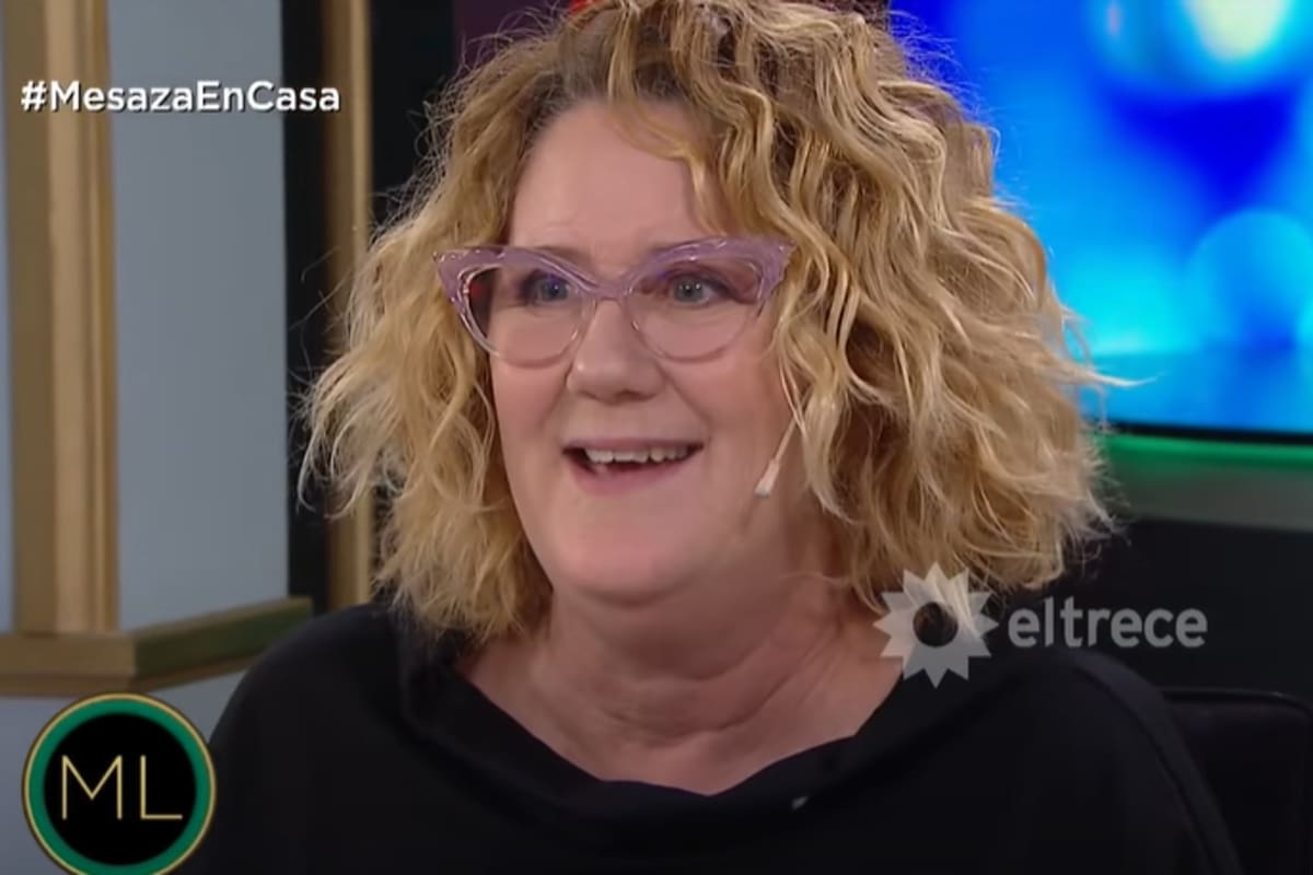 Verónica Llinás tuvo que pedir ayuda para degustar uno de los platos servidos en la mesaza de Juana Viale