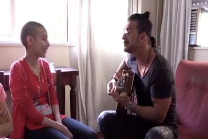 Verónica Luque y Ricardo Arjona, cantando juntos en la visita sorpresa que el músico le dedicó en 2017