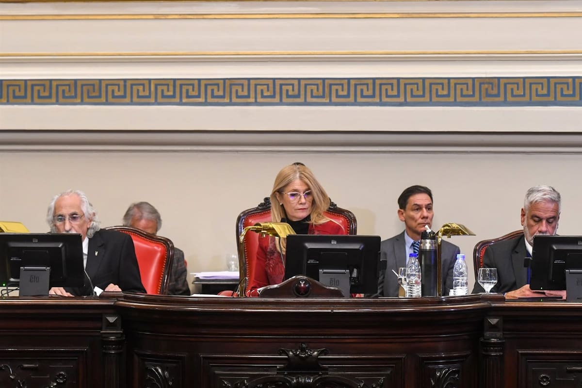 Verónica Magario desempató con su voto avalando la reelección indefinida de legisladores, concejales y consejeros escolares