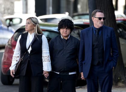 Verónica Ojeda con su hijo y su abogado