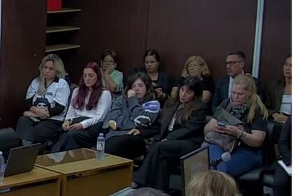 Verónica Ojeda, Jana, Dalma y Gianinna Maradona, en la primera fila de familiares y allegados más cercanos a Diego Maradona
