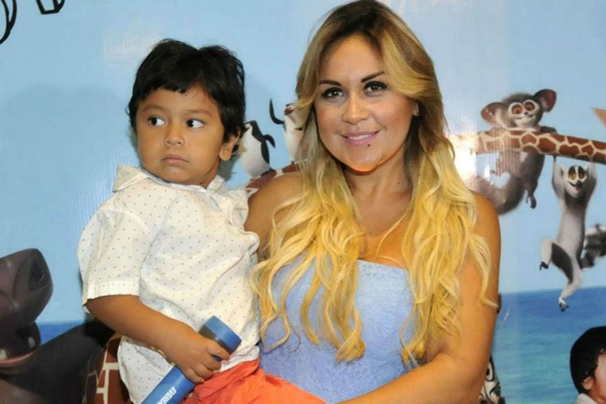 Verónica Ojeda junto a Dieguito