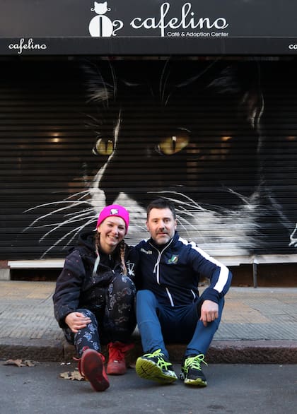 Verónica pintó la persiana de Cafelino, un café y centro de adopciones de gatos de Montevideo.