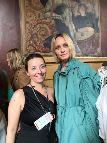 Verónica Potocko junto a la top Amber Valletta, en la previa a un desfile en 2020