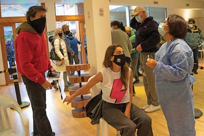 Verónica recibió la primera dosis de la vacuna contra el coronavirus durante la jornada de vacunación “a demanda”, organizada el viernes 4 en el salón El Pórtico de San Martín de los Andes