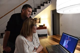 Besos por celular: los abuelos conocen a sus nietos por videollamadas