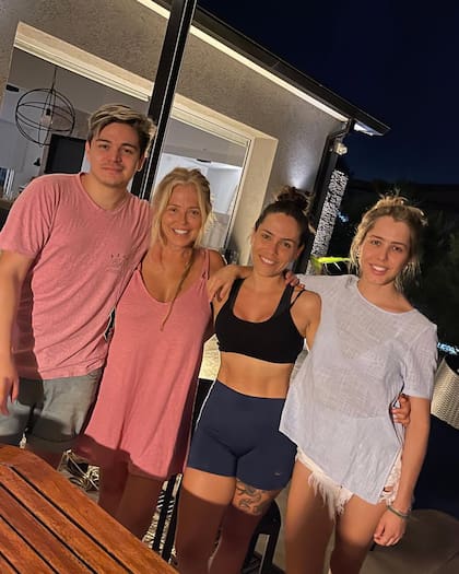 Verónica Vieyra con sus tres hijos (Foto: Instagram/@veronicavieyraok)