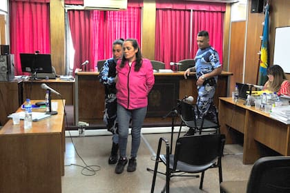 Verónica Vilma González, en el juicio, acusada del homicidio de su esposo, Carlos Bustamente, en Miramar