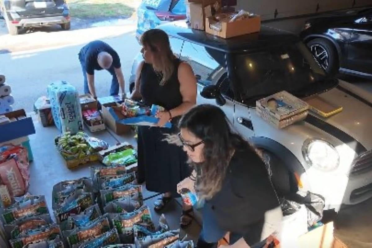 Verónica y Beatriz Gómez reparten alimentos entre los migrantes que temen salir de sus casas por el ICE en Chicago, Illinois