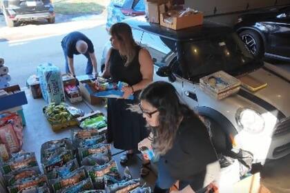 Verónica y Beatriz Gómez reparten alimentos entre los migrantes que temen salir de sus casas por el ICE en Chicago, Illinois