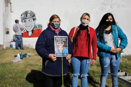 Veronica y Norma, hermana y mama de Tehuel de la Torre, en una de las actividades conmemorativas por su desaparición